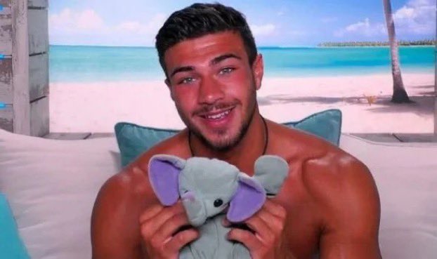 lizzievale_'s tweet photo. Girls, this is your standard. Expect nothing less #loveisland https://t.co/Uzmt5Nd5xj