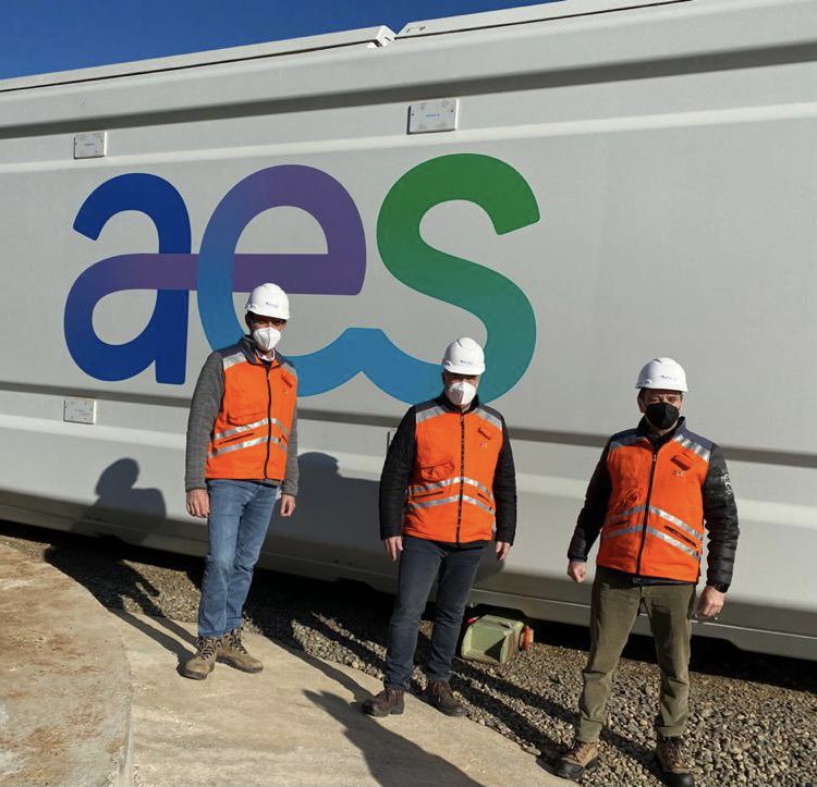 Aqui conjuntamente con <a href="/RicardoMFalu/">Ricardo Manuel Falú</a> y Javier Giorgio, con el fondo de uno de los naceles del Parque Eólico Los Olmos antes de su instalación. Aprovechando la apertura del Plan Paso a Paso para visitar la construcción de los proyectos de generación renovable de <a href="/AES_Andes/">AES Andes</a>.