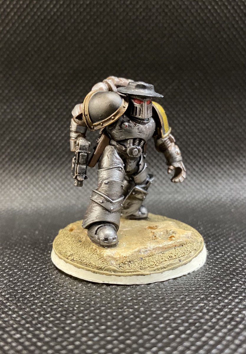 KamenViewer's tweet photo. I really liked @BolterToKokoro ‘s Big Iron Warrior drawing so I got some bits I had that looked similar to it and built the closet I could.
#Warmongers #WarhammerCommunity #PaintingWarhammer https://t.co/69vqAMcLvl
