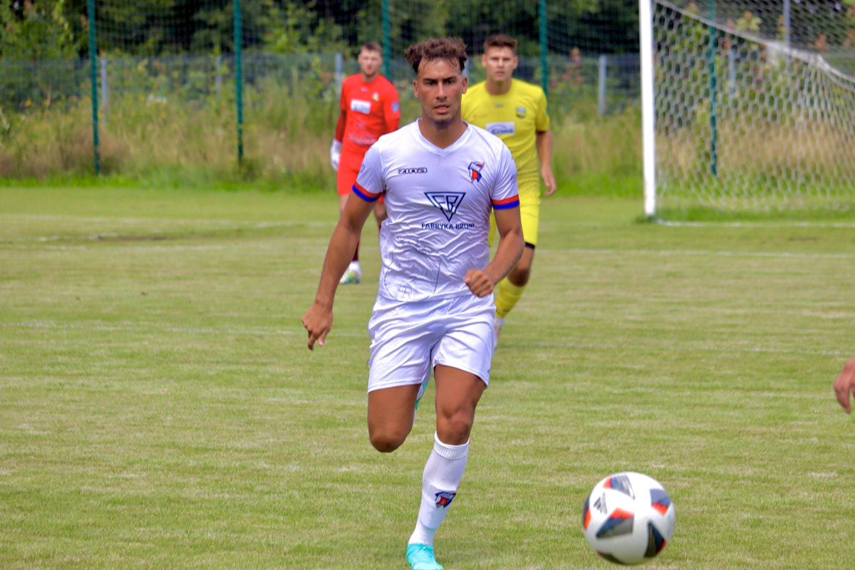 AlexArbelo's tweet photo. ⚽️ A mi la gente q no tiene miedo de salir d su entorno y que se marcha en busca de un sueño, merece mis respetos...

@ariel95lv cambia destino en tierras rumanas 🇷🇴  y @DenzellMora se marcha a tierras polacas 🇵🇱 ... suerte en la nueva aventura uru 😉 💪 🇺🇾 https://t.co/W6XKcjiozk