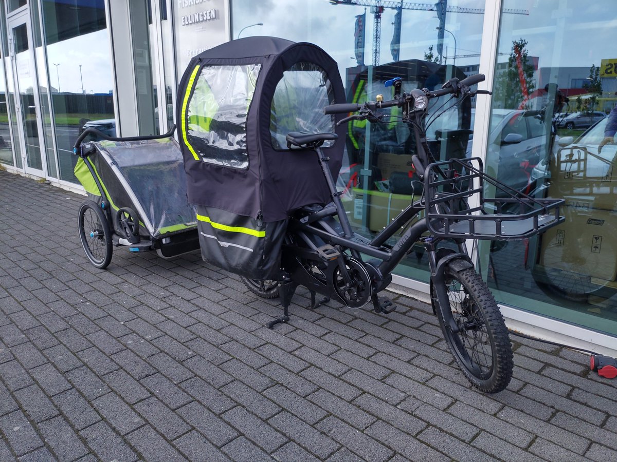 JonBirgir's tweet photo. Tek hatt minn ofan fyrir 5 manna fjölskyldunni á tveimur Tern rafhjólunum sínum, sem fóru í strætó til Akureyrar og hjóluðu yfir Vaðlaheiði frá Ak og aftur sömu leið til baka. Þau voru mætt í Ellingsen strax að ferð lokinni til að græja sig upp í næstu útilegu. #hjólatwittter https://t.co/uK3hhtNNKI