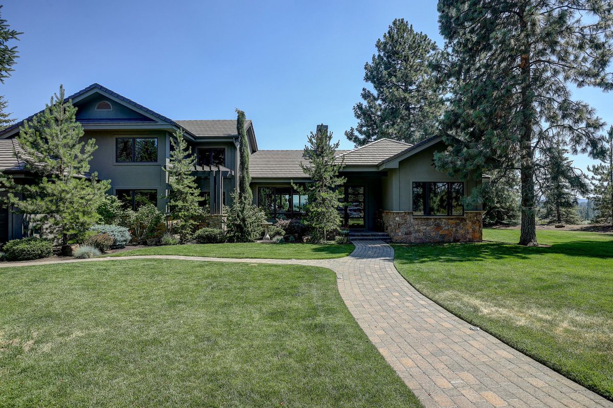 Enjoy sweeping views of the Deschutes River and Cascade Mountains from one of Bend’s most stunning contemporary homes. 

Listed by Molly Brundage &amp; Cheri Smith at <a href="/TREGBend/">Total Real Estate Group</a> 

leveragere.com/property-detai…