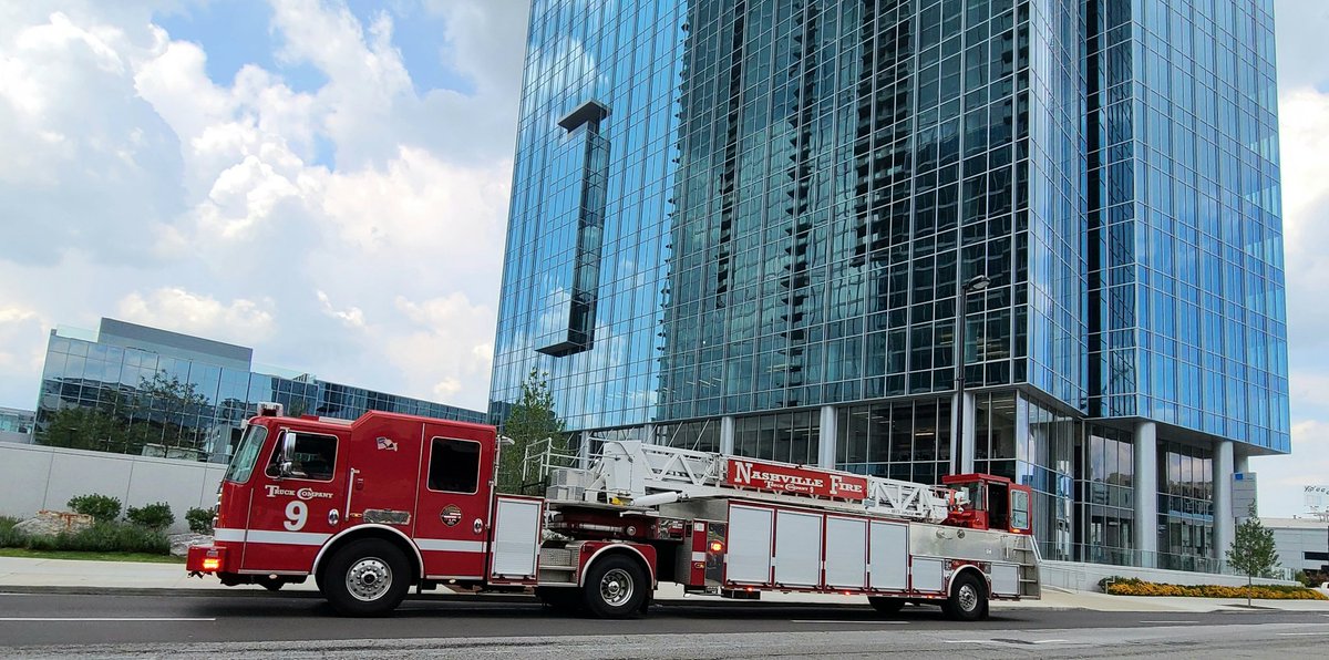 ffshifflett's tweet photo. Nashville E-5 & T-9 on West End Ave. #tnfire #fire #engine5 #truck9 https://t.co/MQYGHoyiAw