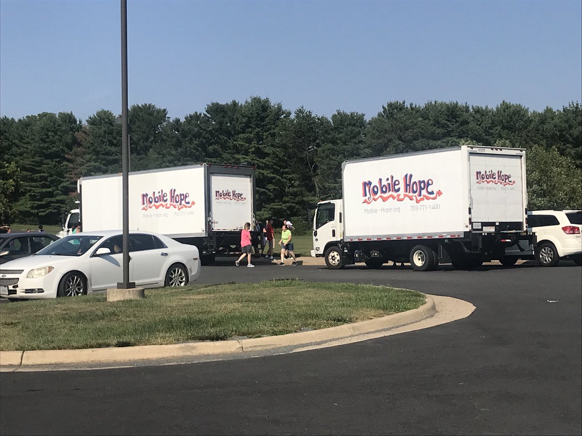 MNTNMVR_777's tweet photo. ⁦@SugarlandES⁩ for #MobileHope distribution with ⁦@MasonWBB⁩! Excited to kickoff their community service to local families with ⁦@gracecov⁩ #GraceLoves outreach team! https://t.co/OasQkPbTOt