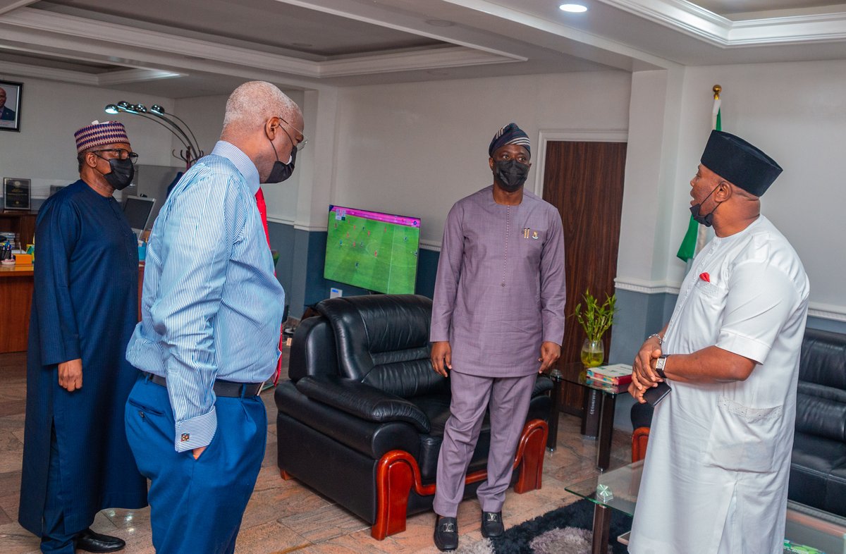 This afternoon, we met with the Hon Minister of Works and Housing, @tundefashola. We discussed the Oyo-Iseyin Road being reconstructed by our admin. Though the contractor has mobilised to site, the federal govt needs to supervise the commencement of work, as it is a federal road.