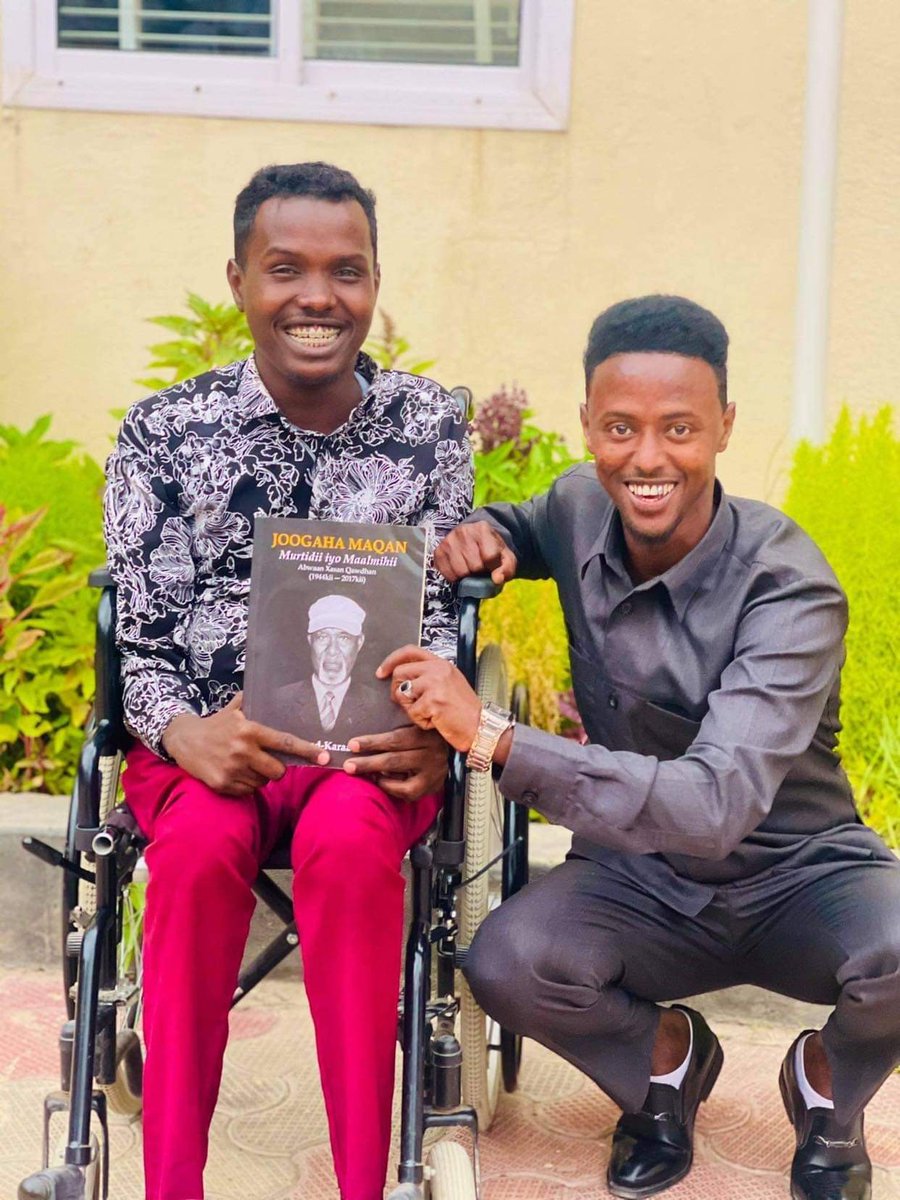 Buuga joogaha maqan ee lagu soo ururiyay taariikhdii iyo suugaantii alle ha u naxariistee abwaan #Xasan #Qawdhan <a href="/karaama_ahmed/">Axmed Karaama</a> Sawirka waxa igula jira #Maxamed #Haldoor.