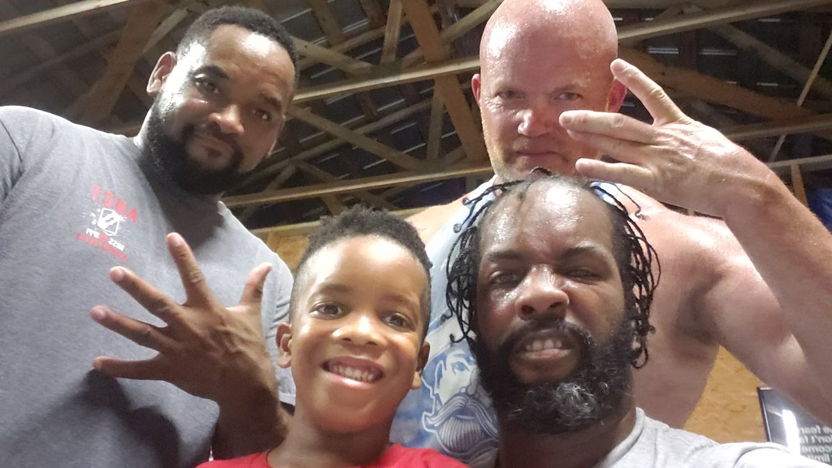 Im_MrEverything's tweet photo. WORK!! #MrEverything #DaRottweiler #SuperStarRoEm #JayFive @ECWAnderson https://t.co/yYIkKWoGgl