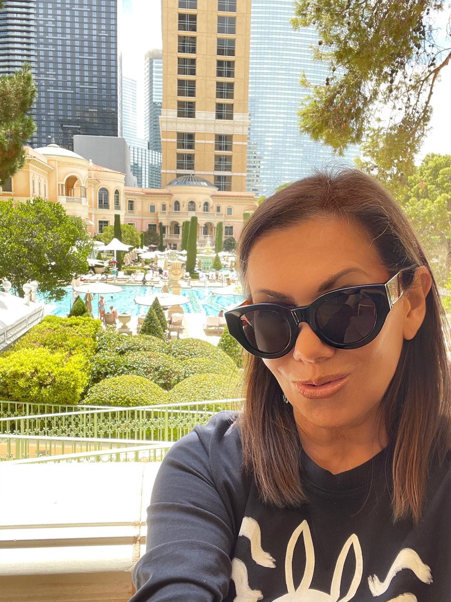 LottieV_'s tweet photo. Bye bye Las Vegas!!!♣️♥️♠️

So many people wearing masks here. Taxi &amp; Uber drivers &amp; so many people I spoke with are completely brainwashed with the current situation. Mind blown. 

#BellagioLasVegas #Bellagio #over50andfabulous #over50 #nontoxicskincare https://t.co/sNE8ofoTjD