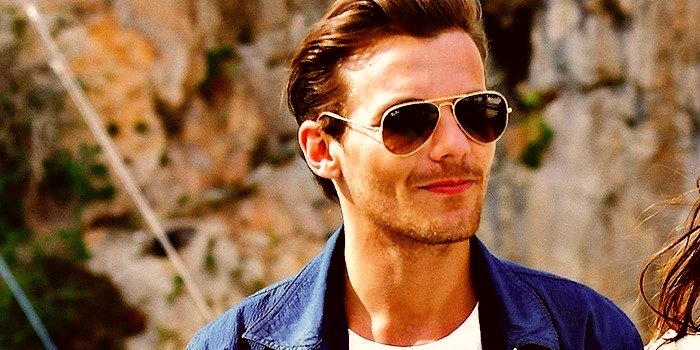 harryisshe's tweet image. 🇧🇷 ɢᴀʀᴏᴛᴏ ɴᴀᴄɪᴏɴᴀʟ • 2° ᴛᴇᴍᴘ.

Anos após deixar o Brasil, Harry decide voltar para sua cidade natal em pleno feriado de Carnaval. A distância e o tempo o fizeram se afastar de toda sua antiga vida, e agora, diferente do que ele esperava, nada é igual como era antes.