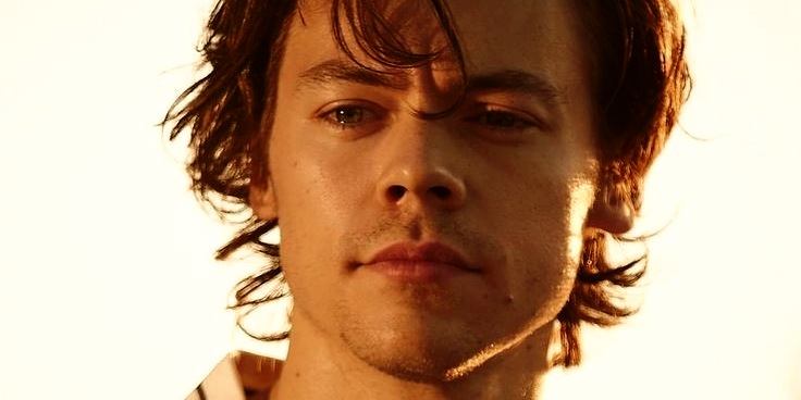 harryisshe's tweet image. 🇧🇷 ɢᴀʀᴏᴛᴏ ɴᴀᴄɪᴏɴᴀʟ • 2° ᴛᴇᴍᴘ.

Anos após deixar o Brasil, Harry decide voltar para sua cidade natal em pleno feriado de Carnaval. A distância e o tempo o fizeram se afastar de toda sua antiga vida, e agora, diferente do que ele esperava, nada é igual como era antes.