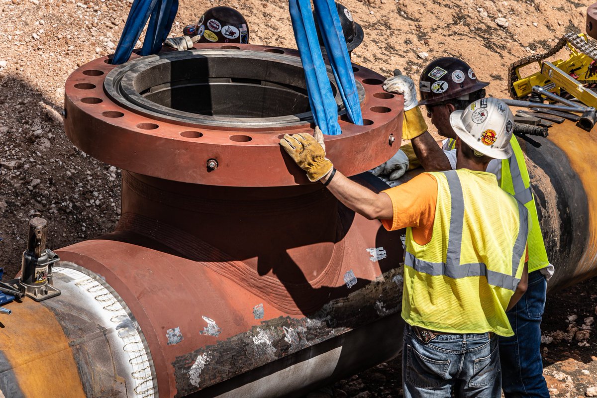 Setting the valve by crane. Slow, steady, and safe
.
.
.
#pipelineconstruction #pipelinephotos #pipelineequipment #pipelinersofamerica #heavyequipment #pipeliner #pipelinelife #texaspipeline #westtexaspipeline #westtexaspipeliner
