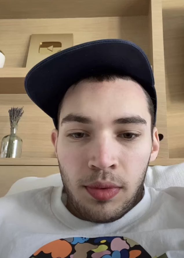 LockPacc's tweet image. no way this is the same person🧐