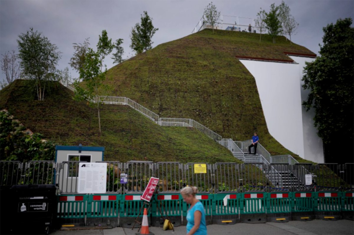 Only in the UK could we mess up building a literal pile of dirt. #MarbleArchMound