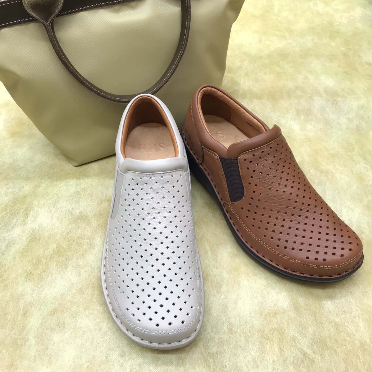 H P S 唐人町店 定番パンチングシューズ 夏のおしゃれに使いやすいホワイトグレーとブラウン 外反母趾にも優しいデザインです エッチピーエス唐人町店 健康靴 健康シューズ 革靴 靴 婦人靴 レディースシューズ 紳士靴 外反母趾 外反母趾に H P S 唐人町店 定番パンチングシューズ 夏のおしゃれに使いやすいホワイトグレーとブラウン 外反母趾にも優しいデザインです エッチピーエス唐人町店 健康靴 健康シューズ 革靴 靴 婦人靴 レディースシューズ 紳士靴 外反母趾 外反母趾に