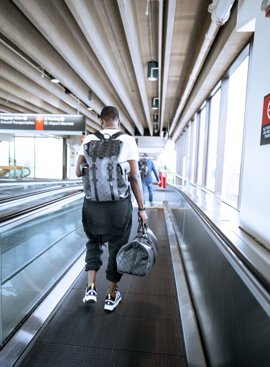 _Onlybeeb's tweet photo. Louis back pack hit the flight and I’m gone…. I ont post what I do these niggas be clones #longlivecaso #blowmoney4eva #faceson🎭 https://t.co/dOfoZsiFcg