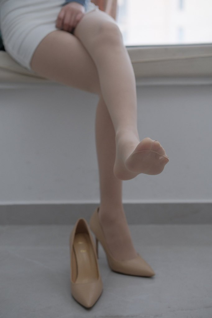 heisibot's tweet photo. #feet #foot #girl #pantyhose #footjob  #美脚 #美腿 #足交 #黑絲 https://t.co/M4xLIFH9v0