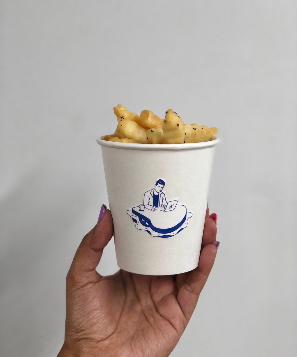 Esta hamburguesa me está gustando mucho: aderezo de pepinillo, carne, queso holandés, pan recién hecho con semilla de amapola y sus papitas. 
#Kersh es dark kitchen y tienen pick up en Av Chapultepec 337 😁
•
•
#ElBuenComerMx