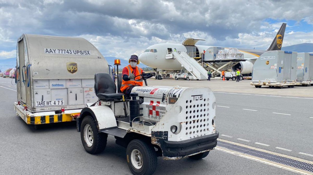 JuanPHidalgoC's tweet photo. El Ecuador ha recibido 255.060 nuevas dosis de Pfizer para seguir con nuestra meta de 9 millones de vacunados en 100 días 💪 

Cada vez estamos más cerca de cumplir con nuestro #PlanVacunacion9100 🇪🇨 

#JuntosLoLogramos https://t.co/1pME4wGAc3