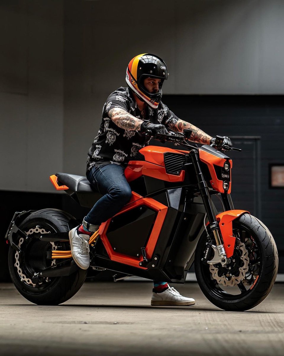 Reddot award-winning hubless electric motorcycle from @vergemotorcycles 🔥 This Verge TS is mind-blowing! 

Photo from @arjanvandenboom @bttrcallpaul

#EatSleepRIDE #ESRapp #motorcycles #vergemotorcycles #vergets #reddotdesignaward #electricmotorbike #finland #ElectricVehicles