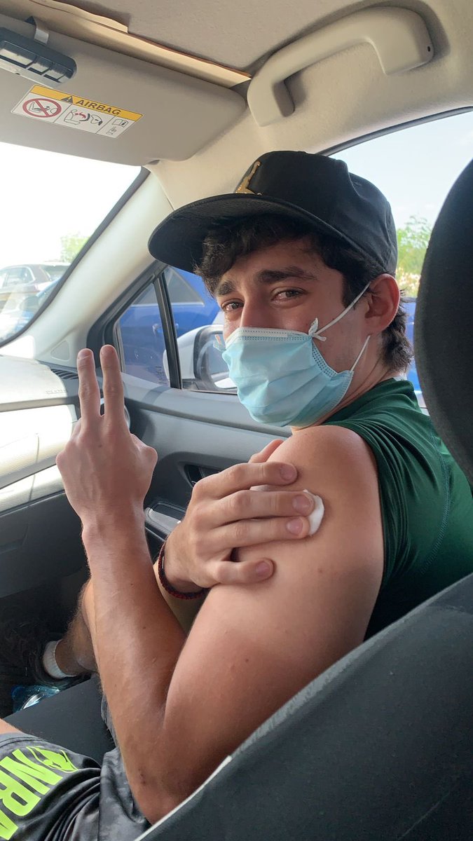 nuggetdemollo's tweet photo. mi hermano con 20 años y miedo a las agujas después de vacunarse https://t.co/icwHQyK6ny