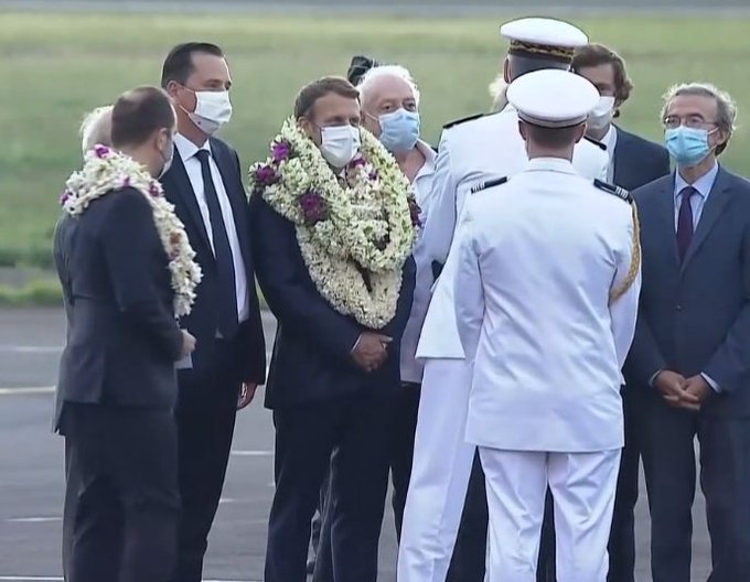 ワンピース作者の尾田栄一郎さんから フランス大統領とフランスの方々とフランスに居るワンピース ファンの方々へ というフランス語メッセージつきのサインを貰って喜ぶマクロン大統領 T Co Hzlsw9hz6l