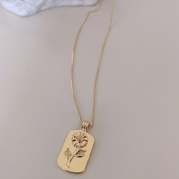 phoenixfinds1's tweet photo. So good I had to share! Check out all the items I'm loving on @Poshmarkapp #poshmark #fashion #style #shopmycloset #444style #missguided #michaelmichaelkors: https://t.co/ST8iM7O4M8 https://t.co/I2w8LttN4H