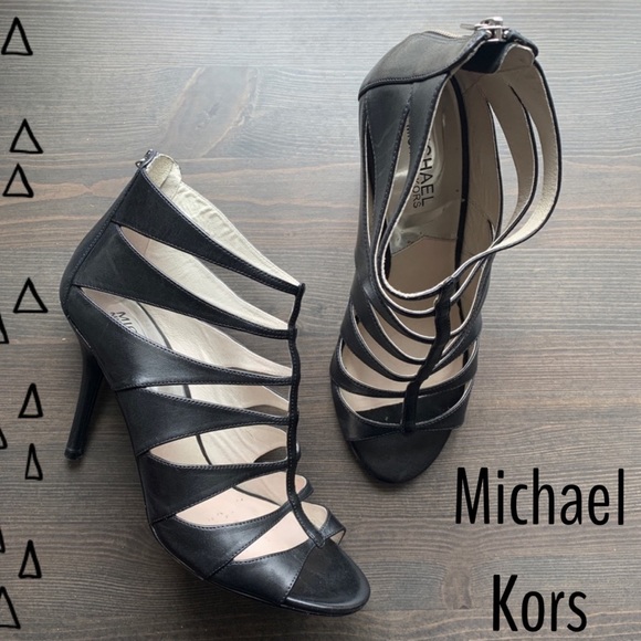 phoenixfinds1's tweet photo. So good I had to share! Check out all the items I'm loving on @Poshmarkapp #poshmark #fashion #style #shopmycloset #444style #missguided #michaelmichaelkors: https://t.co/ST8iM7O4M8 https://t.co/I2w8LttN4H