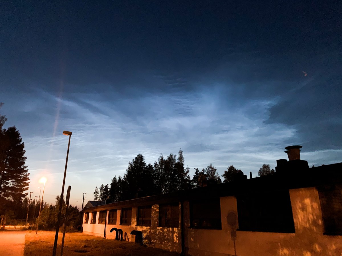 Asemalla havaittu valaisevia yöpilviä.