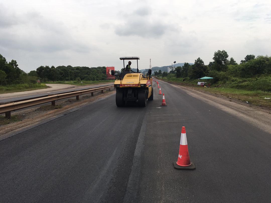 RCKuantan's tweet photo. FT101 Sek 6 Jln Gebeng Bypass

BP 2021 (PEMERKASA)
Kerja Mill &amp; Pave AC14 sedang dijalankan. Progres kerja 75%...

Kpd pengguna jalanraya kesulitan amat dikesali utk keselesaan dimasa hadapan

@Roadcare_HQ @JKRMalaysia @JkrKuantan @JKRPAHANG @IrAzlizu @MOWorks @Roadcare_Phg https://t.co/UBy5uxwwys