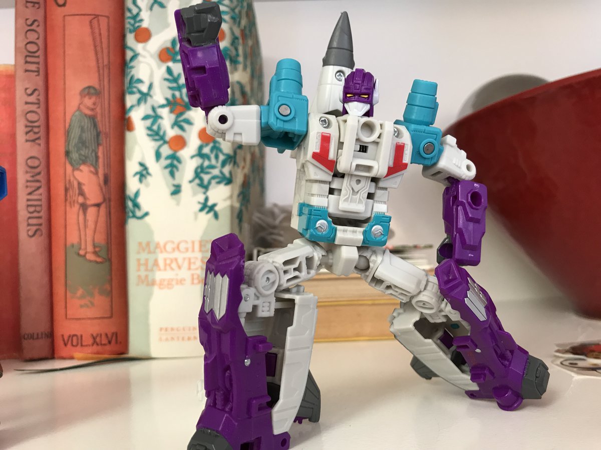 ionpulseAU's tweet photo. LUNGE!
Workout Wednesday, stay healthy in lockdown people!
#Transformers #lunge #Dreadwind #Decepticons #Lockdownlyf https://t.co/KIlSSgdkCu