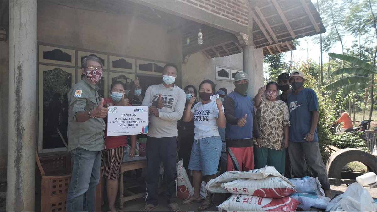 plntanjungjatib's tweet photo. Penyerahan bantuan pupuk untuk Kelompok tani Makaryo, Margokerto, Desa Bondo
#CSRPLNTJB https://t.co/4REaLMK9VH