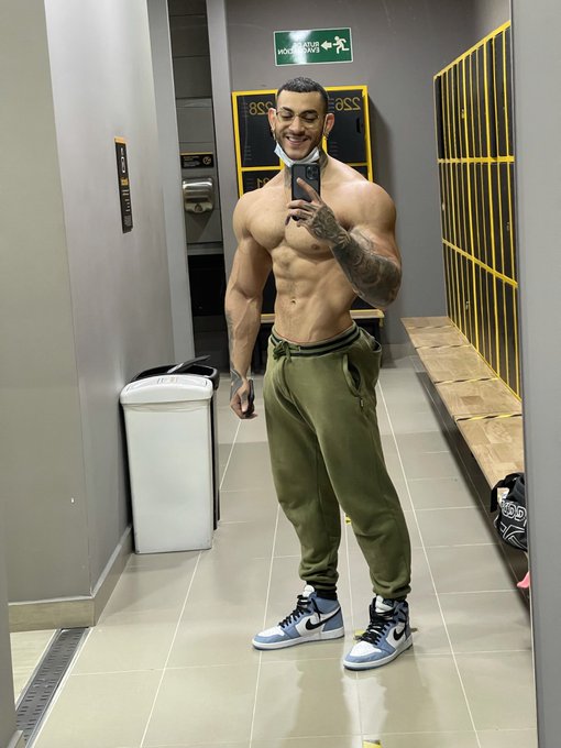 C&oacute;mo estuvo su d&iacute;a? No olviden que el 31 de julio estar&eacute; haciendo un live en mi onlyfans🔥 https://t.co/Wy9fRe6Ox2