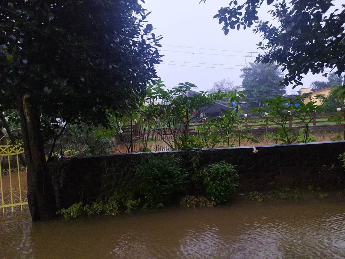 minal_bhatia's tweet image. State of #ValvanVillage #inspite of repeated reminders to #tanvirmemon #surekhajadhav-who stays right across the lane,they neglected our difficulties #entire house was flooded #we just about managed to save our selves #jcb to divert flow of water and clear the path was needed #