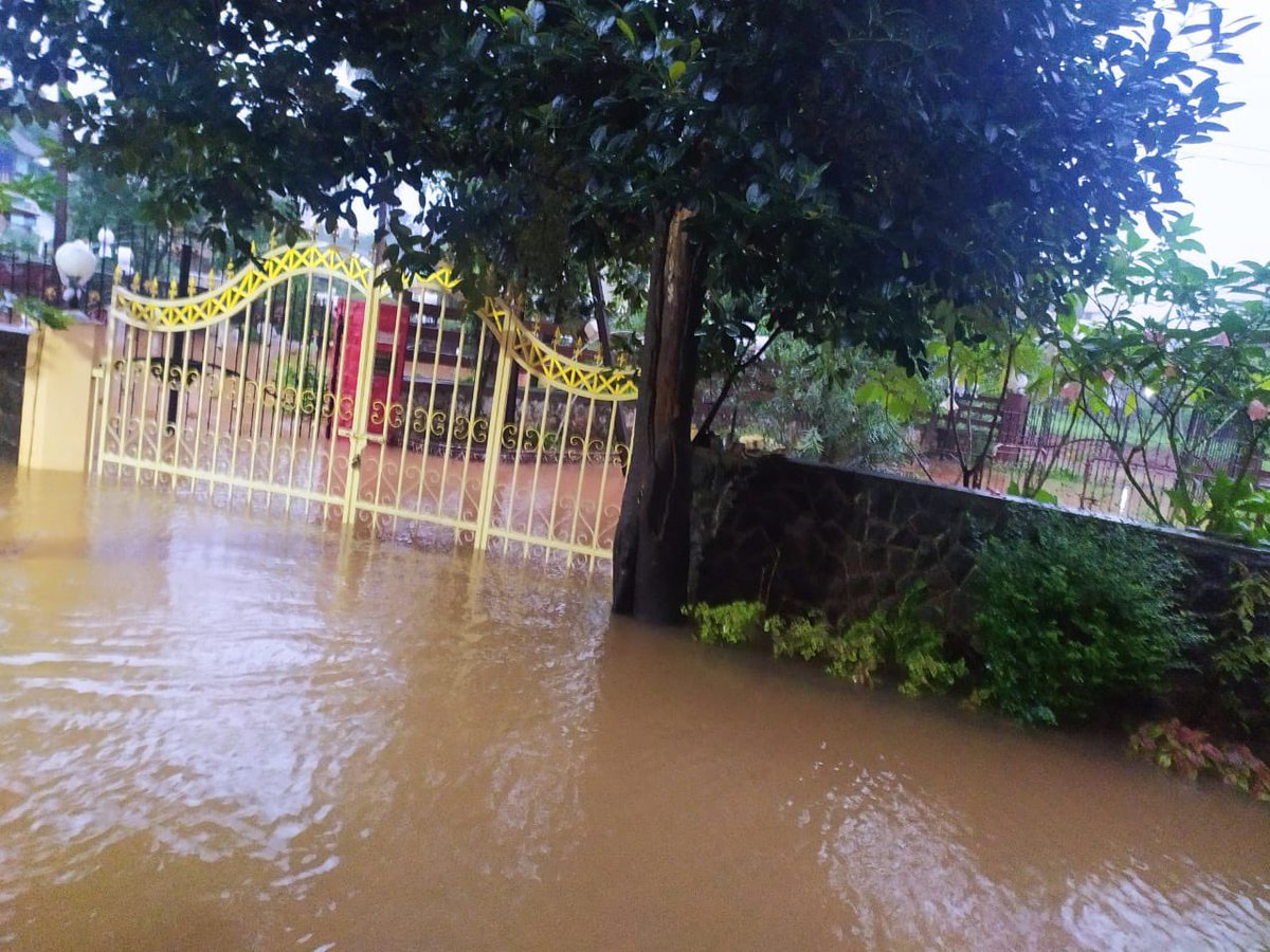 minal_bhatia's tweet image. State of #ValvanVillage #inspite of repeated reminders to #tanvirmemon #surekhajadhav-who stays right across the lane,they neglected our difficulties #entire house was flooded #we just about managed to save our selves #jcb to divert flow of water and clear the path was needed #