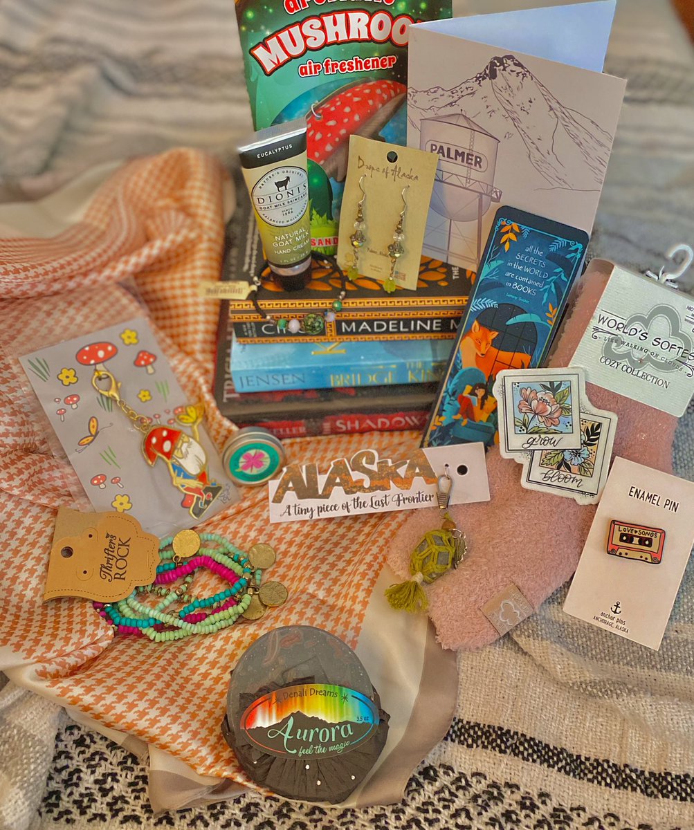 jaelynnsbooks's tweet photo. WOW WOW WOW. 
My #giftmasinjuly Secret Santa, @frozenbookblog blew it out of the water. Thank you so, so much Heather! I love it all, you did amazing! 
🍄✨🏔🌸🧺 https://t.co/LnT2pH2OsD