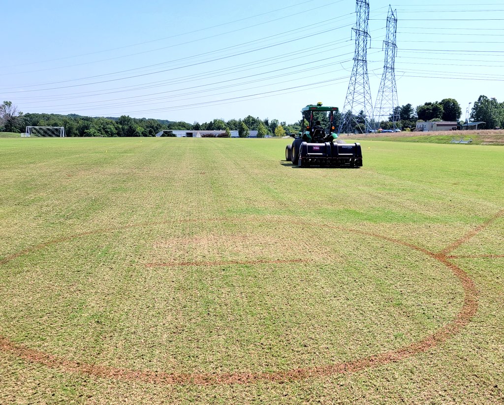 MDSoccerPlexGEM's tweet image. 1 week post fraze mow, fields 15 &amp;amp; 16 r recovering nicely &amp;amp; back in use. And both r showing increased strength already💪

Key to quick regeneration? Eliminating soil compaction

Thanks @LandscapesGolf
for the assist! #CleanItOut #KeepItSimple #BirthplaceOfBermudaFrazeMowing