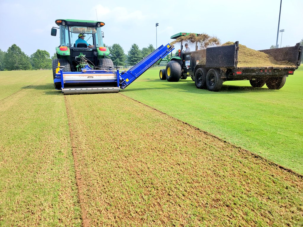 MDSoccerPlexGEM's tweet image. 1 week post fraze mow, fields 15 &amp;amp; 16 r recovering nicely &amp;amp; back in use. And both r showing increased strength already💪

Key to quick regeneration? Eliminating soil compaction

Thanks @LandscapesGolf
for the assist! #CleanItOut #KeepItSimple #BirthplaceOfBermudaFrazeMowing