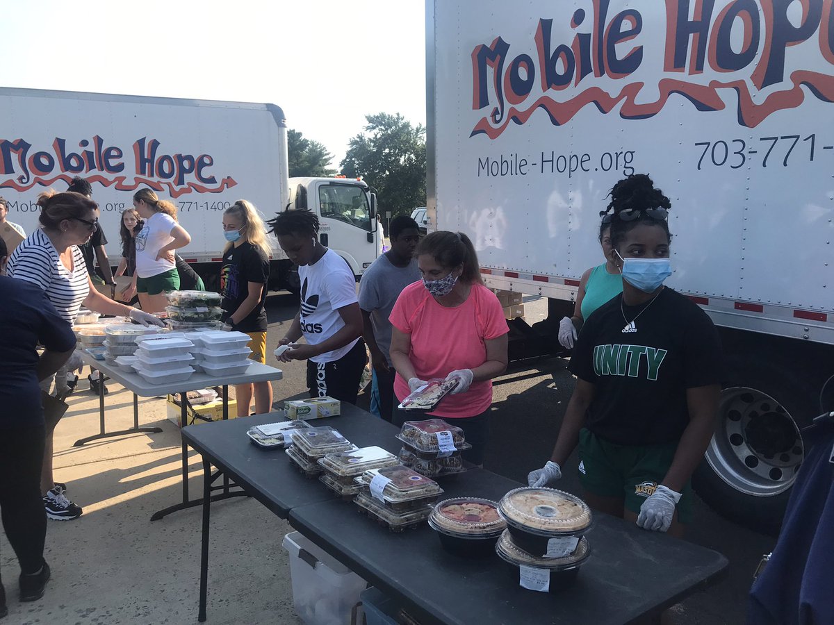 MNTNMVR_777's tweet photo. @MasonWBB volunteered with @gracecov #GraceLoves outreach team and #MobileHope today to distribute food to underserved families in Sterling.
#MasonServes 💚💛💞 https://t.co/sf0NhD6Zxp