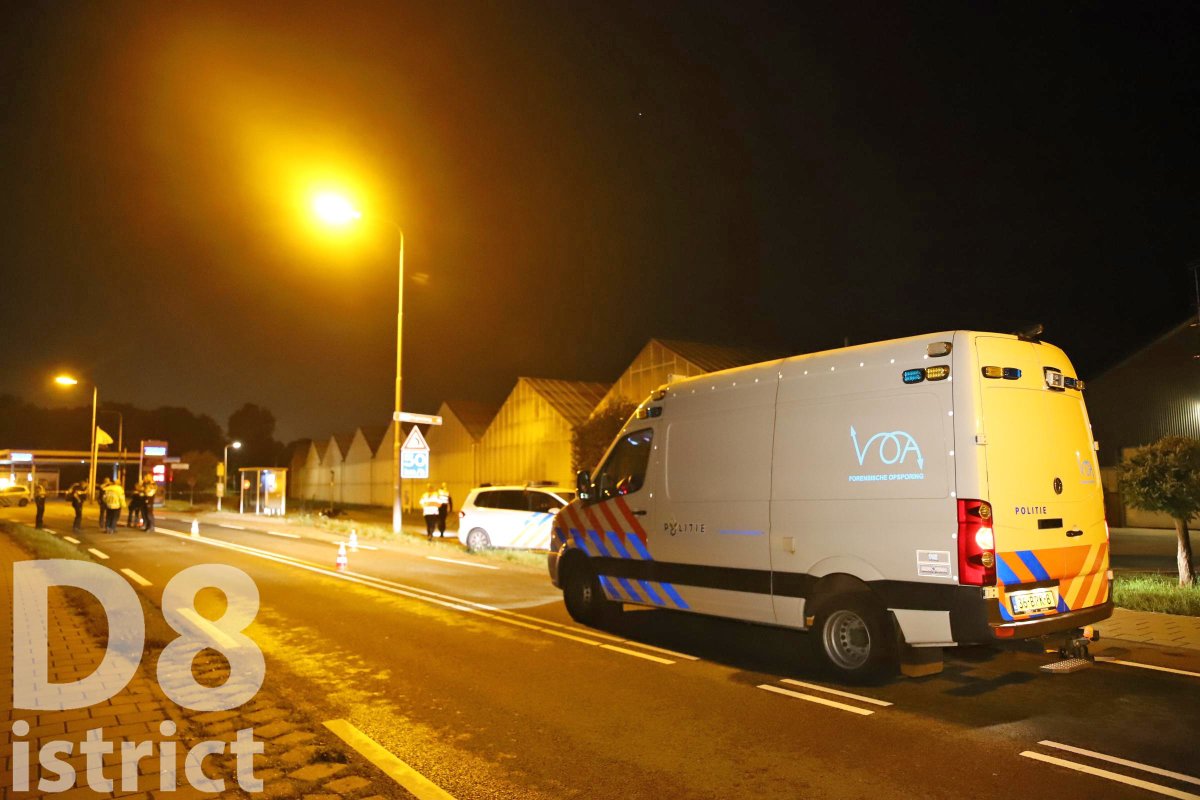 RedactieD8's tweet photo. Het ongeval op de #Noordlandseweg in #sGravenzande is veroorzaakt door een automobilist die het stopteken van de politie negeerde. Hierna schepte de automobilist de scootterijdster en sleepte haar tientallen meters mee onder de auto. De bestuurder is aangehouden. https://t.co/9g7t2MOOoy