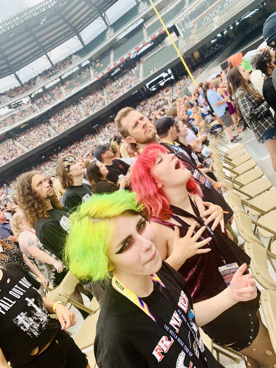 katmbode's tweet image. Frankie &amp;amp; her best friend Rowan are seeing Green Day &amp;amp; Weezer tonight in Atlanta, GA❤️🎸🎵🎤