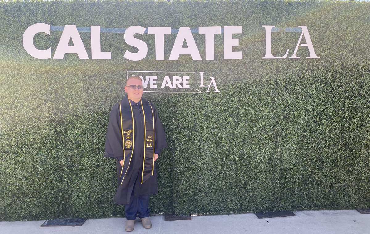 anthvnymlndz's tweet photo. Class of 2021 🎓🥳 We did it Cherry 🤟🏼 https://t.co/e1QpH19BgR