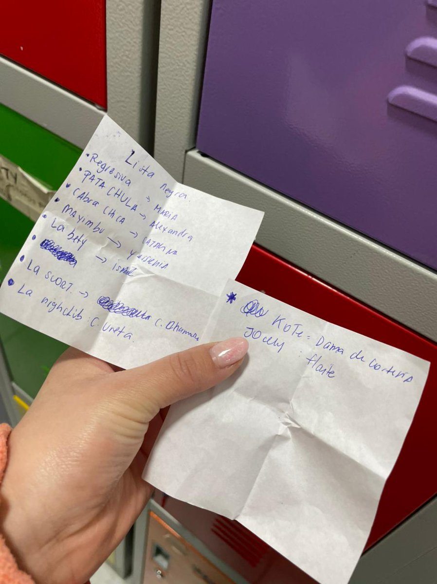 isoscelesss's tweet photo. tengo tanta pena y rabia. desde hace meses venimos sufriendo acoso laboral en el trabajo de parte de tres compañeras que son antiguas. ya mandamos cartas a gerencia y se hizo nada y justo cuando como que todas nos resignamos, hoy a una se le cayó un papel de su casillero. https://t.co/xZ8LFBbWB9