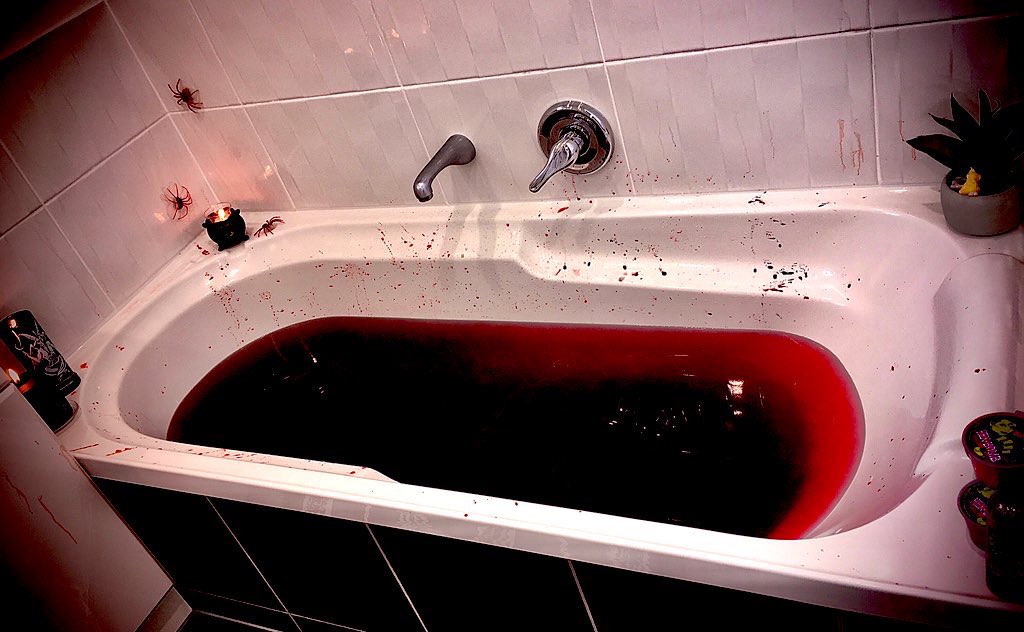 SpayleySpud's tweet photo. Nice relaxing bath 🔥🛁🩸

@hexbomb1 

#bathtime #blood https://t.co/aEjyXF2Nzq