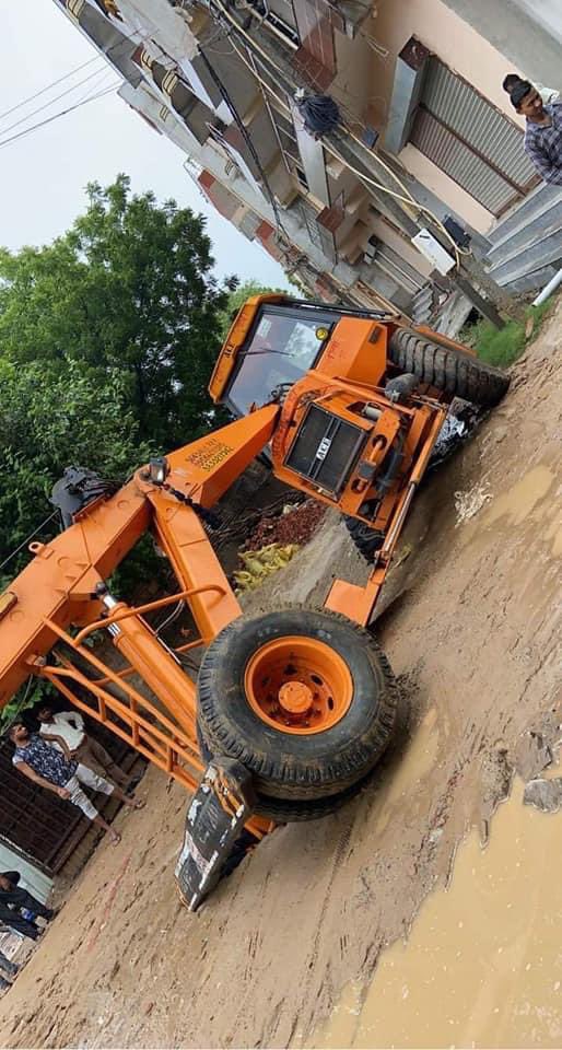 qnkit's tweet photo. @ArvindKejriwal Yeh dhek lo aap bijwasan k roads ka haal niklne ki bhi jagha ni hai , na mcd sunta na mla sunta or dono aap ki sarkar k hai tab yeh haal hai https://t.co/jWmeRf9ivR