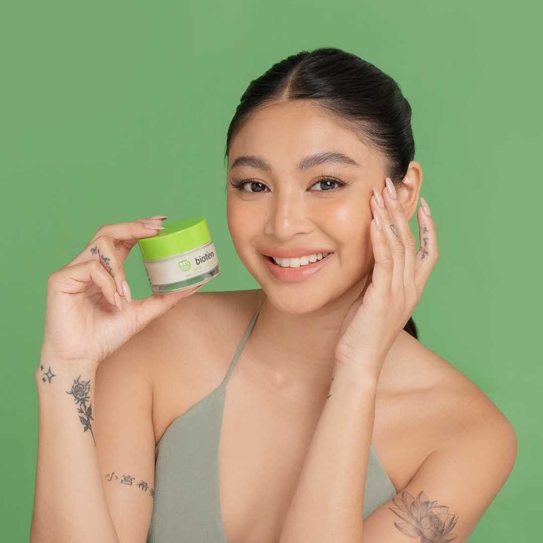 leigh3112's tweet photo. Looking for the perfect lightweight daily moisturizer? We know exactly what you need.👌🏼
The Bioten Skin Moisture 24 Hour Moisture Cream is infused with 100% natural and sustainable Quince extract that keeps the skin hydrated and moisturized,all day long! 🌞
#NadineLustre
©️bioten https://t.co/YfFWBMxxf2