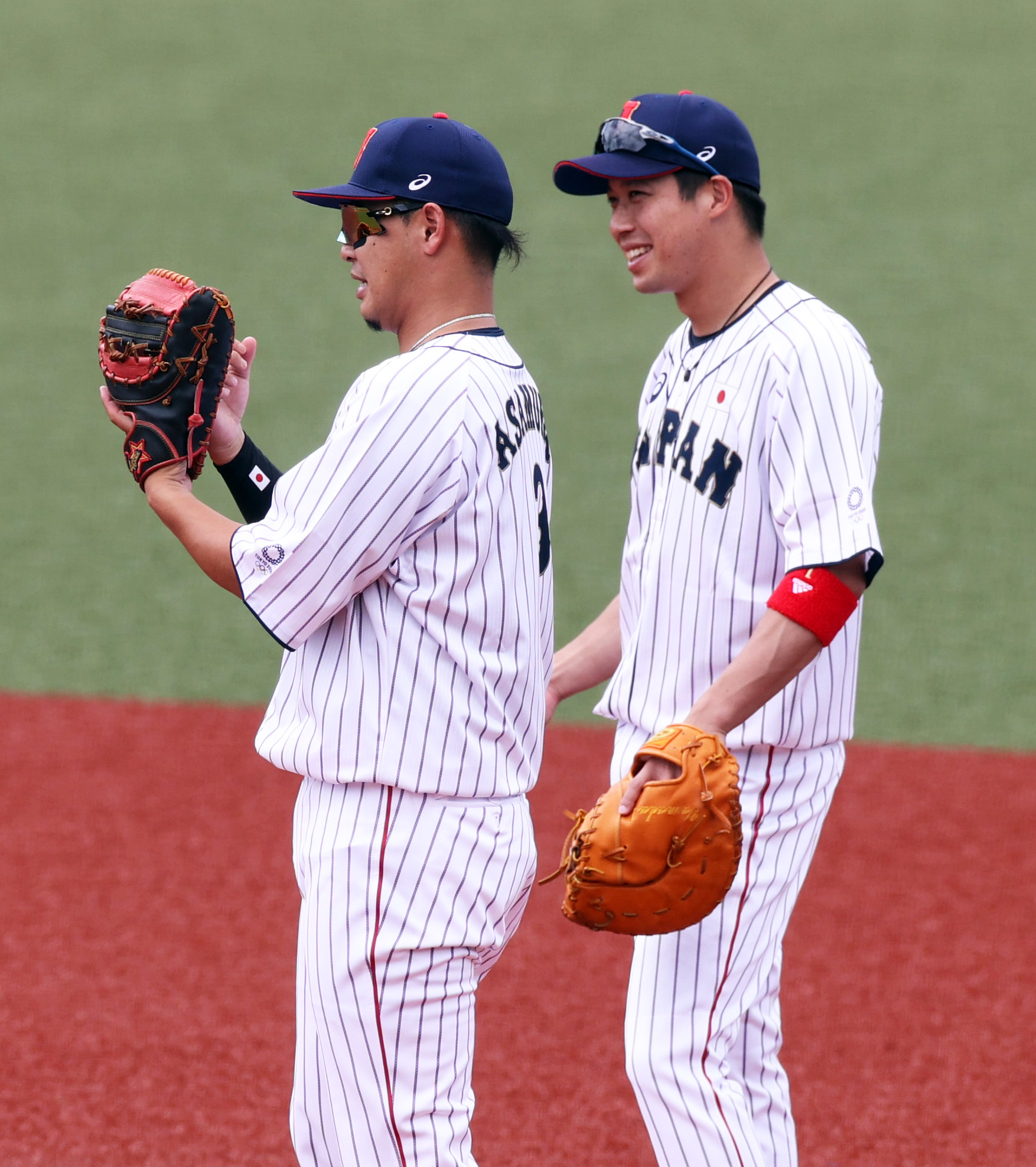 توییتر 河北新報写真映像部 در توییتر 東京五輪 野球 東京五輪野球開幕戦 日本 ドミニカ共和国 戦は正午に プレイボールです 福島市の県営あづま球場は青空が広がり 強い日差しが照り付けています 写真はリラックスした様子の 浅村栄斗 選手と 山田哲人