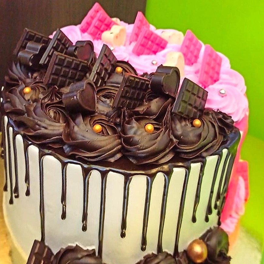 dial4cake's tweet photo. A decadent chocolate cake is easily a crowd pleaser and the perfect treat for any kind of celebration.
 #delicious #customcakes #fondant #anniversarycake #dripcake #brownies #pastry #desserts #cookies #happy #celebration #bhfyp #cakedesigner #homemadecake #foodphotography https://t.co/EO7xjQ9Nlq