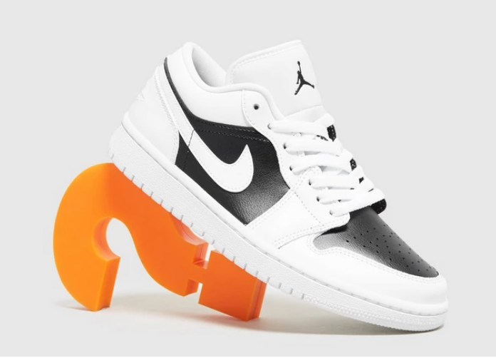 SOLELINKS's tweet photo. Ad: Women's Air Jordan 1 Low 'White/Black' available via Size? => https://t.co/hFxzmWd5xB https://t.co/TbM7mOarDX
