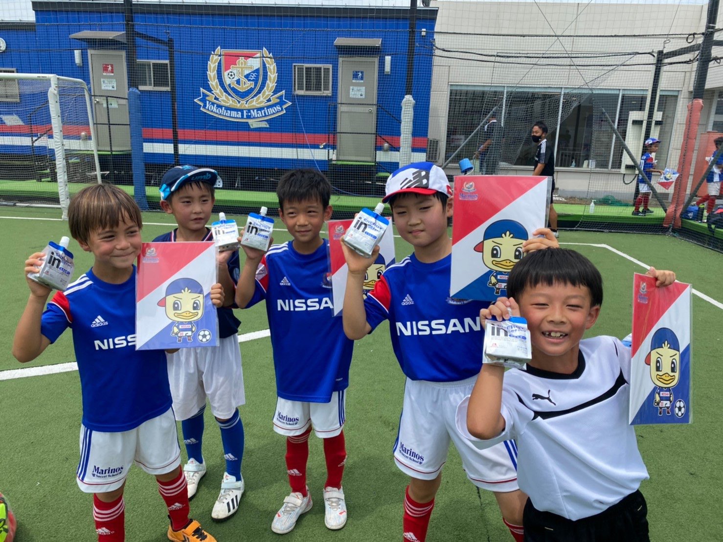 横浜f マリノス サッカースクール 夏期短期スクール Supported By Inゼリー 夏休み を利用して短期 スクールを開催中 頑張る選手たちに 森永製菓 さまより Inゼリー をご提供いただきました いつもサポートありがとうございます