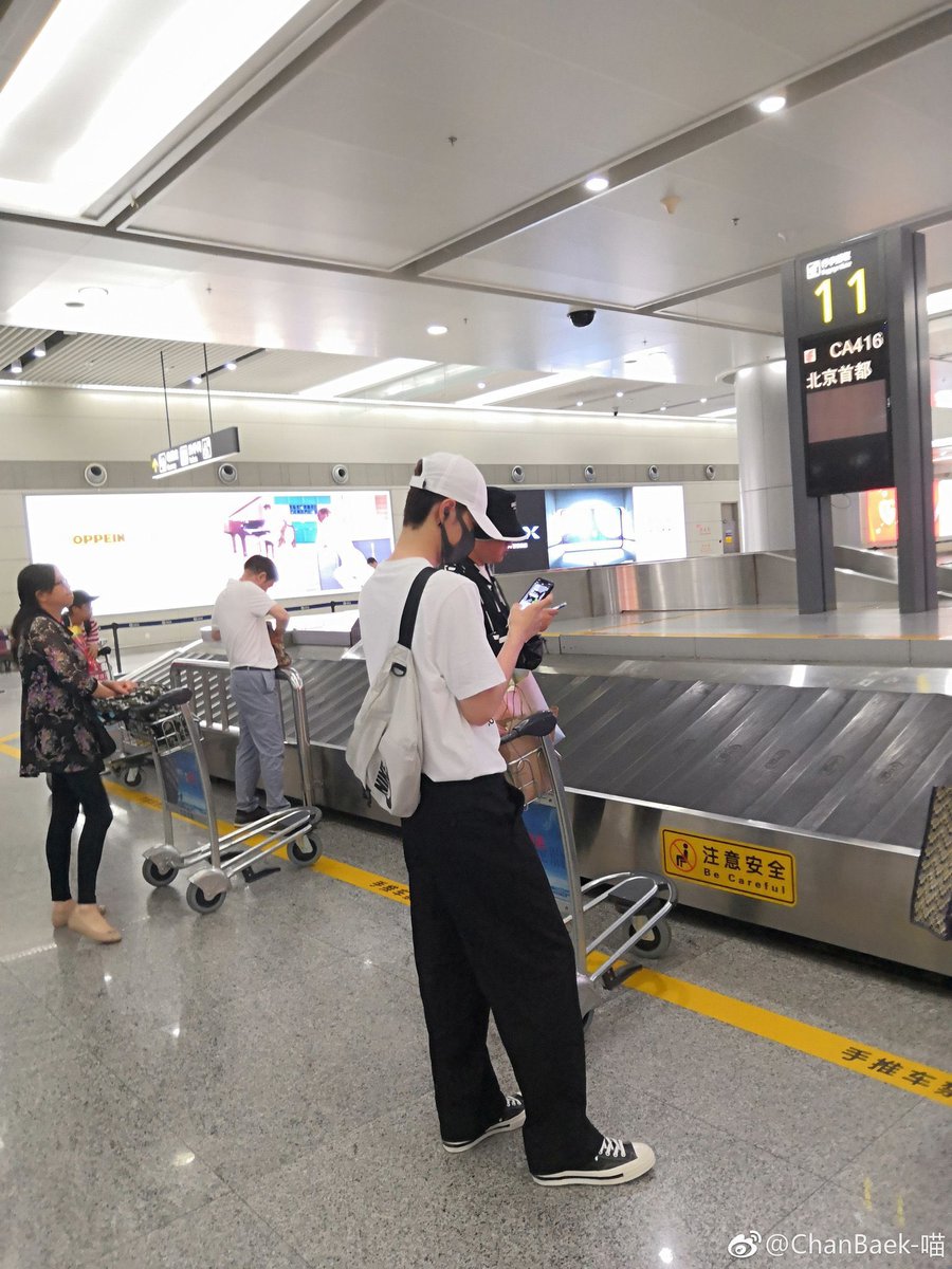 WangXiao_9791's tweet photo. ทำเป็นยืนคนละฝั่งแต่ใส่ชุดคู่มานะดูไม่ออกเลยว่านัดกันแฟนกัน555555555555555555 https://t.co/gq54WQLsMM